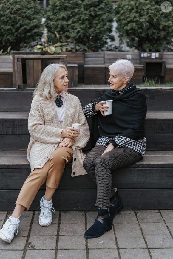 Manter uma rotina social ativa e conversar com amigas e vizinhas também é imprescindível