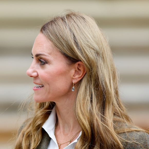 A escolha do tom mais claro chamou atenção dos observadores da realeza, que destacaram como a mudança suavizou e iluminou ainda mais a aparência de Kate Middleton