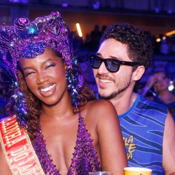 Iza esteve acompanhada do ator João Vitor Silva em um camarote da Sapucaí
