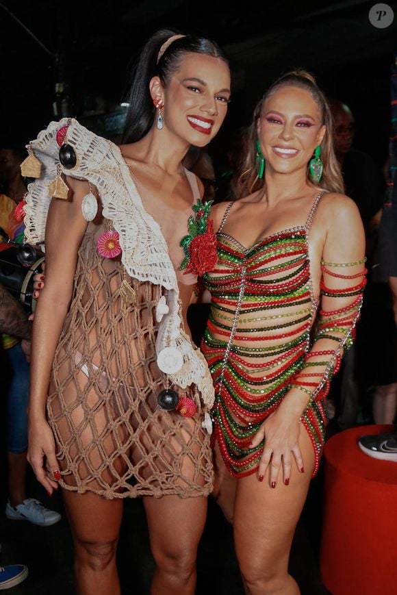Paolla Oliveira e Alane Dias, Rainha e Musa da Grande Rio, posam juntas em desfile