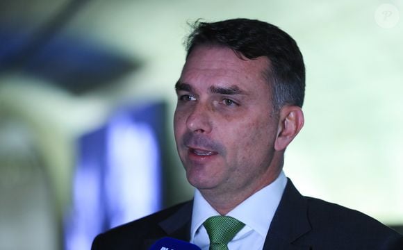 Nesta terça-feira (27), existiu uma possível fuga de Flávio Bolsonaro do Brasil rumo à Argentina após a derrota na eleição presidencial para Luiz Inácio Lula da Silva,