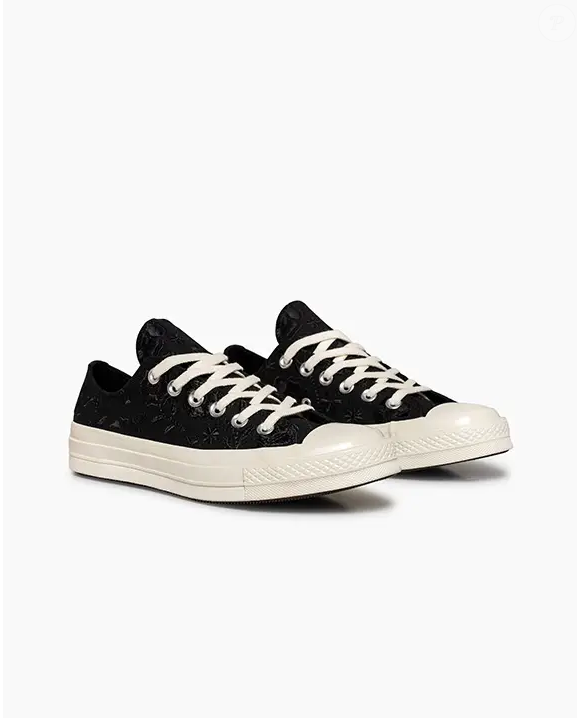 Adeus, básico! O Chuck 70 Retro Floral Cano Baixo Preto conquistou fashionistas ao unir bordado floral delicado com a clássica silhueta retrô da marca