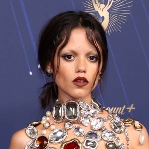 Jenna Ortega é massacrada por suposto envolvimento com cantor acusado de neonazismo. Entenda!