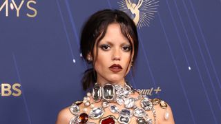 Jenna Ortega na mira do cancelamento: estrela de 'Wandinha' é massacrada por suposto envolvimento com cantor acusado de neonazismo. Entenda!