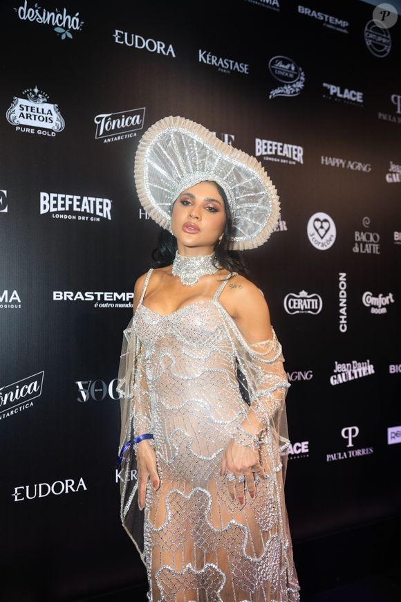 Mileide Mihaile escolheu um look semitransparente com muitas pedrarias