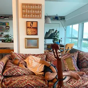 Apartamento de Gilberto Gil no Edifício Chopin tem decoração que reforça elementos da cultura brasileira