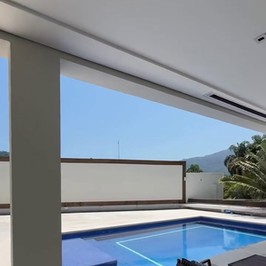 Iza morou em mansão com piscina gigantesca