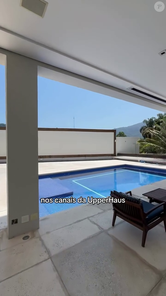 Iza morou em mansão com piscina gigantesca