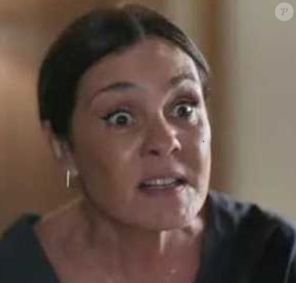 Adriana Esteves reclamou com a direção de 'Mania de Você' por repetir diversas vezes a palavra 'pen drive' em cena decisiva