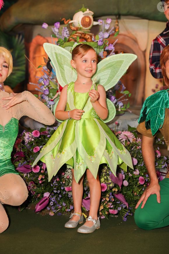 Vicky, filha de Roberto Justus e Ana Paula Siebert, apareceu vestida de Sininho na festa