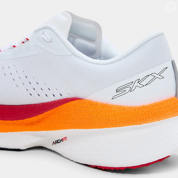 O lançamento do Skechers Aero Razor acompanha o crescimento da categoria running no Brasil e reforça a aposta da marca em inovação, conforto e performance para diferentes perfis de atletas