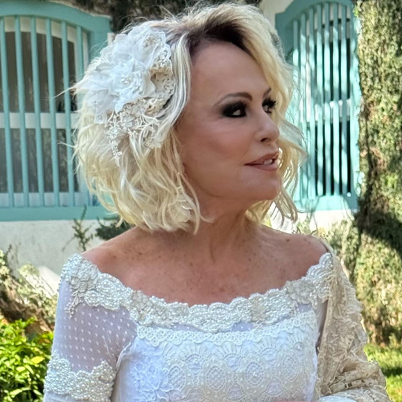 Ana Maria Braga renovou os votos do casamento com Fábio Arruda em uma cerimônia intimista no mês passado