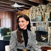 O chalé suíço de 1906 da Anne Hathaway 'já foi' de Yves Saint Laurent e Wes Anderson: com fachada de pedra e bola de discoteca do início do século XX de um spa turco na sala