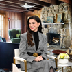 O chalé suíço de 1906 da Anne Hathaway 'já foi' de Yves Saint Laurent e Wes Anderson: com fachada de pedra e bola de discoteca do início do século XX de um spa turco na sala