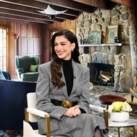 O chalé suíço de 1906 da Anne Hathaway 'já foi' de Yves Saint Laurent e Wes Anderson: com fachada de pedra e bola de discoteca do início do século XX de um spa turco na sala