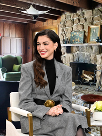 O chalé suíço de 1906 da Anne Hathaway 'já foi' de Yves Saint Laurent e Wes Anderson: com fachada de pedra e bola de discoteca do início do século XX de um spa turco na sala