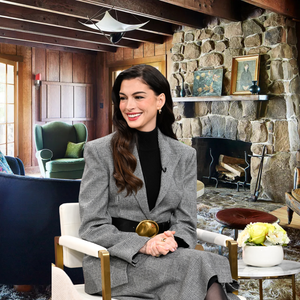 O chalé suíço de 1906 da Anne Hathaway 'já foi' de Yves Saint Laurent e Wes Anderson: com fachada de pedra e bola de discoteca do início do século XX de um spa turco na sala