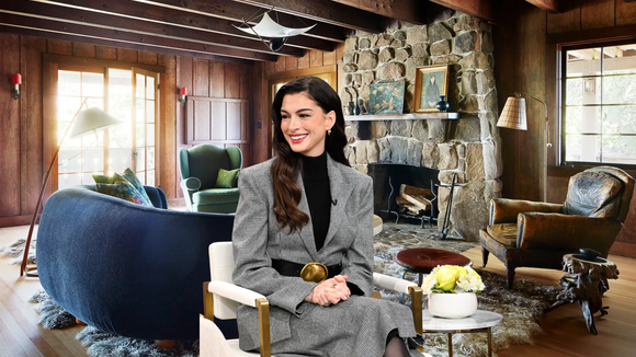 O chalé suíço de 1906 da Anne Hathaway 'já foi' de Yves Saint Laurent e Wes Anderson: com fachada de pedra e bola de discoteca do início do século XX de um spa turco na sala