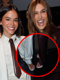 Terno com chinelo? Bruna Marquezine e Sasha Meneghel apostam em combinação inusitada em desfile; Sabrina Sato coloca ‘pernocas’ para jogo