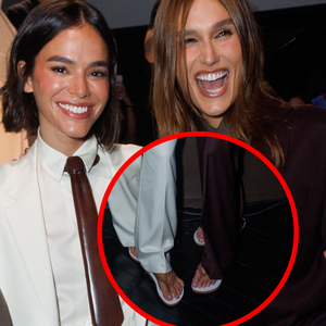 Terno com chinelo? Bruna Marquezine e Sasha Meneghel apostam em combinação inusitada em desfile; Sabrina Sato coloca ‘pernocas’ para jogo