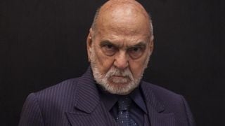 A psicologia diz que a raiva silenciosa que muitos homens mais velhos carregam não é amargura, é o acúmulo de décadas em que expressar vulnerabilidade lhes custaria tudo