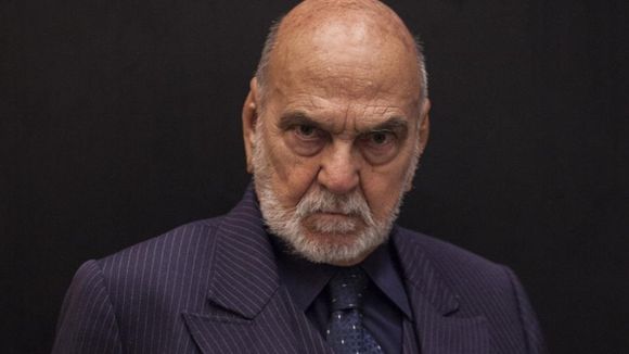 A psicologia diz que a raiva silenciosa que muitos homens mais velhos carregam não é amargura, é o acúmulo de décadas em que expressar vulnerabilidade lhes custaria tudo