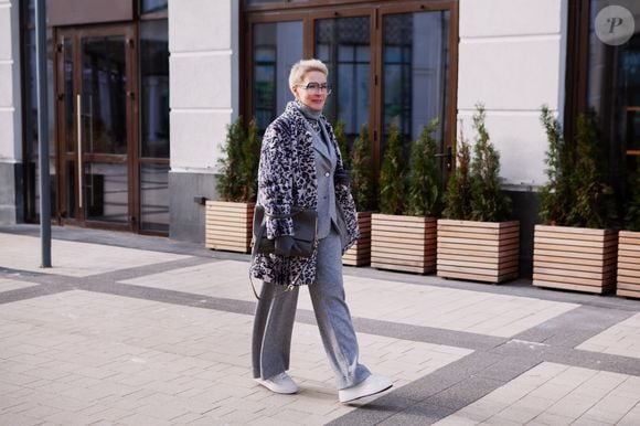 Versátil e elegante, o tom tiramisù combina com neutros, tons pastel e básicos do guarda-roupa, sem deixar o visual engessado