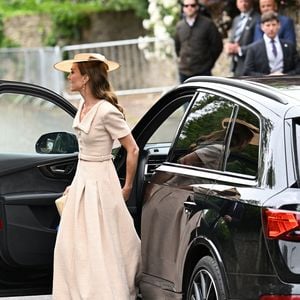 Kate Middleton roubou a cena no casamento de Peter Phillips e Harriet Sperling com um vestido de R$ 4,7 mil e um acessório tradicional da realeza britânica