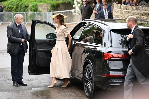 Kate Middleton roubou a cena no casamento de Peter Phillips e Harriet Sperling com um vestido de R$ 4,7 mil e um acessório tradicional da realeza britânica
