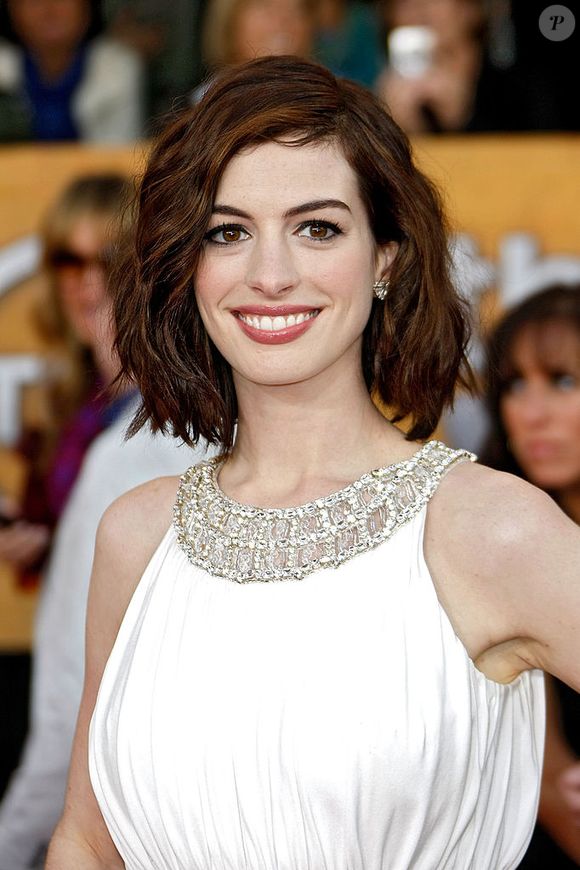 2009: ainda com o cabelo curto, Anne Hathaway destacou os fios castanho-escuro iluminados