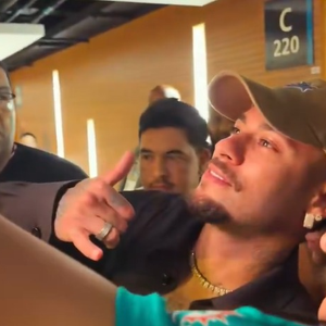 O novo visual de Neymar provocou uma enxurrada de comentários nas redes sociais. Entre as reações, internautas brincaram sobre uma possível 'troca' do craque