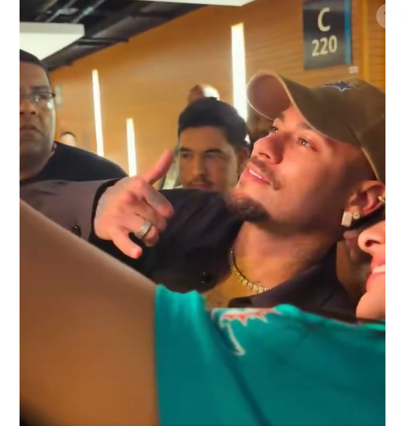 O novo visual de Neymar provocou uma enxurrada de comentários nas redes sociais. Entre as reações, internautas brincaram sobre uma possível 'troca' do craque