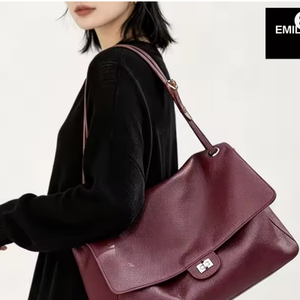 No AliExpress, uma bolsa em couro legítimo com formato e tom semelhantes ao modelo usado por Sasha Meneghel custa R$ 478,39 e surge como alternativa à peça de luxo