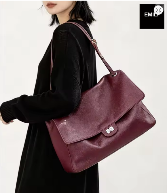 No AliExpress, uma bolsa em couro legítimo com formato e tom semelhantes ao modelo usado por Sasha Meneghel custa R$ 478,39 e surge como alternativa à peça de luxo