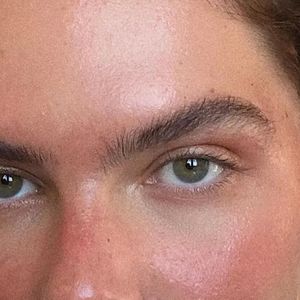 Técnica de brown lamination, já usada por Mariana Goldfarb, também é uma ótima opção para atribuir mais volume e densidade às sobrancelhas.