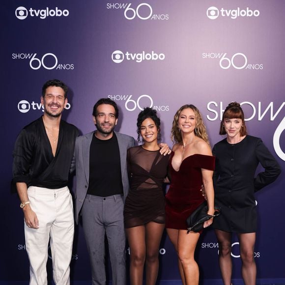 Bella Campos posou sem Cauã Reymond, mas com outros atores da novela 'Vale Tudo' na festa dos 60 anos da Globo em abril de 2025, no meio de turbulência entre os atores