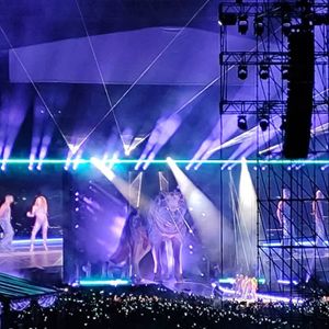 Figurinos exclusivos de Shakira para show no Rio viram motivo de preocupação após equipe da cantora enfrentar problema logístico com envio internacional das peças, de acordo com o stylist Nicolas Bru