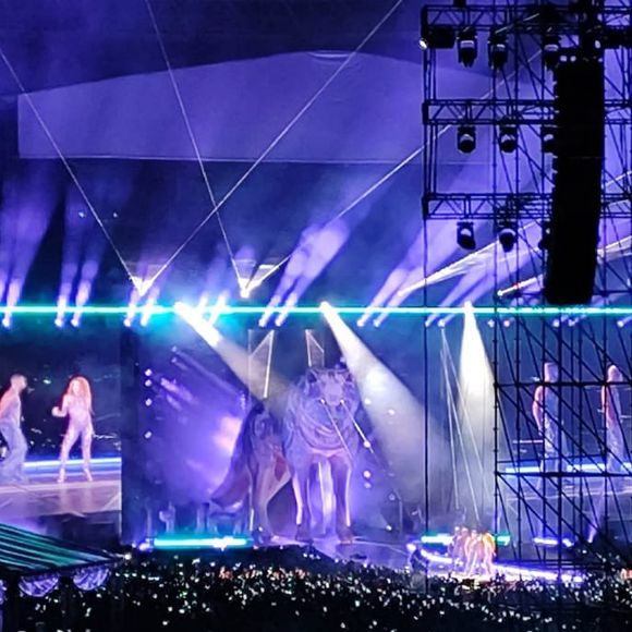 Figurinos exclusivos de Shakira para show no Rio viram motivo de preocupação após equipe da cantora enfrentar problema logístico com envio internacional das peças, de acordo com o stylist Nicolas Bru