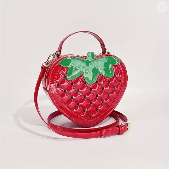 Para quem deseja aderir à tendência gastando menos, a Temu oferece uma bolsa de tiracolo em formato de morango por R$ 113,64, com acabamento em material PU, bordados e alça removível
