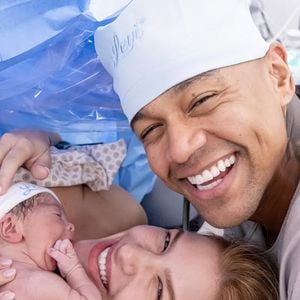 O nascimento de Levi transformou esta terça-feira (26) em um dia inesquecível para Léo Santana e Lore Improta. O bebê nasceu em Salvador, com 3 kg e 50 cm, e já emocionou os fãs pela coincidência especial envolvendo a irmã mais velha, Liz