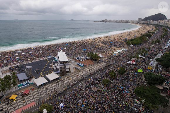 Com um público de mais de 3 milhões de pessoas, o Papa Francisco foi recebido por diversos fiéis durante sua passagem no Brasil.