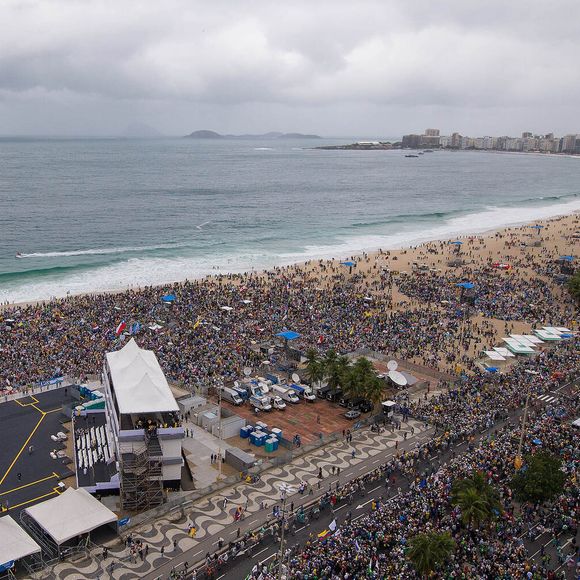 Com um público de mais de 3 milhões de pessoas, o Papa Francisco foi recebido por diversos fiéis durante sua passagem no Brasil.