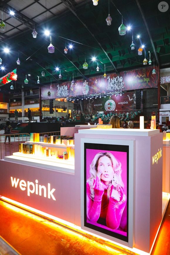 Virgínia Fonseca instalou um quiosque da WePink no meio da quadra da Grande Rio