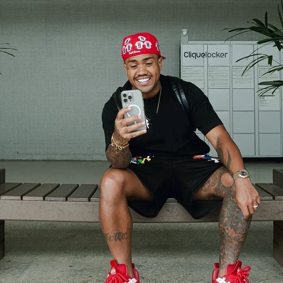 MC Davi usou seu perfil na web e relatou que o filho de Fábio Júnior fez apenas parte da canção, sem envolvimento na composição, de fato, da letra