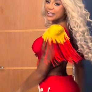 Cariúcha mostra demais ao dançar com fantasia de Paquita e detalhe da polpa do bumbum chama atenção nas redes sociais