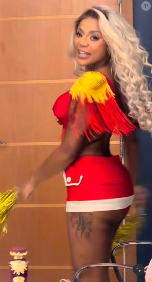 Cariúcha mostra demais ao dançar com fantasia de Paquita e detalhe da polpa do bumbum chama atenção nas redes sociais