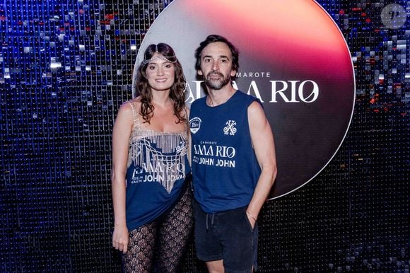 Esposa de Julio Andrade, Elen Clarice usou headpiece prata com cabelo ondulado