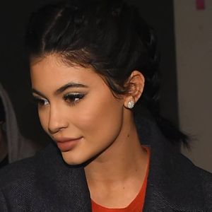 Kylie Jenner está sempre mudando o comprimento dos cabelos adotando perucas superlongas.