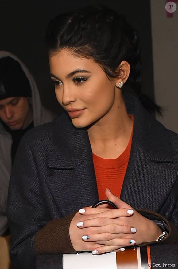 Kylie Jenner está sempre mudando o comprimento dos cabelos adotando perucas superlongas.