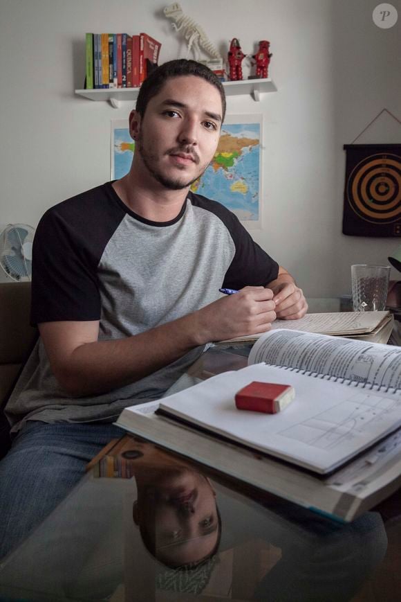 Iza e João Vitor Silva foram flagrados de mãos dadas após show da cantora em Copacabana na virada de 2025 para 2026